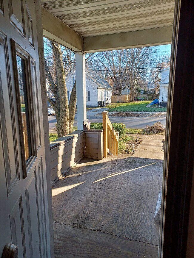 front entrance - 815 W Oakland Ave