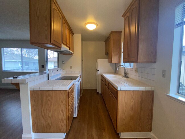 Foto del edificio - Upstairs, Spacious 2 Bedroom 1 Bath Condo ...