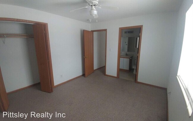 Building Photo - 3 br, 3 bath Apartment - 1025 Regent Drive