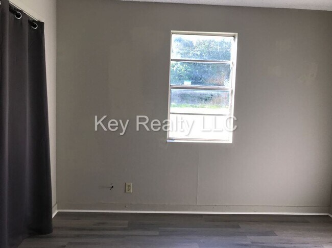 Building Photo - 413 Hickory St