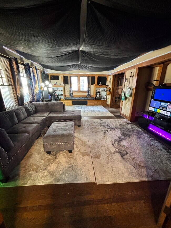 Building Photo - 405 N Salisbury St