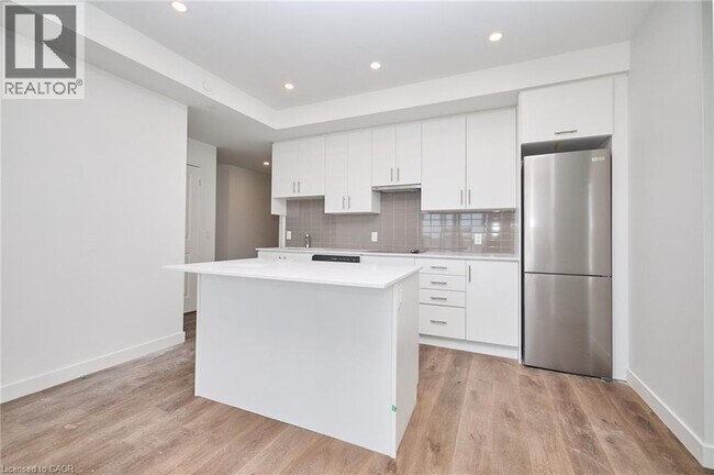 Building Photo - 461 Green Rd