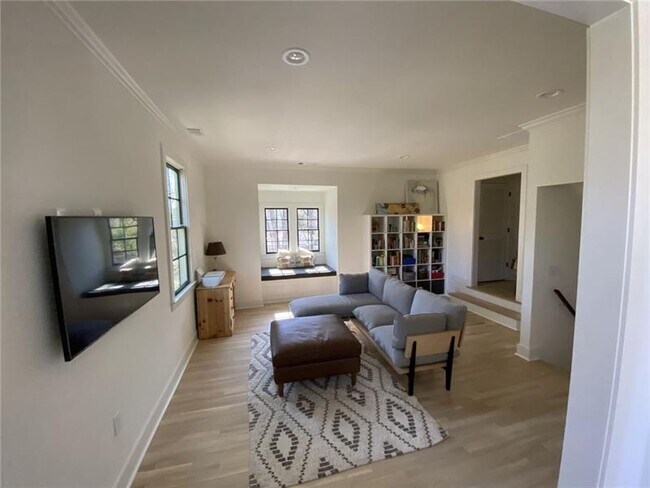 Foto del edificio - 143 Pinecrest Ave