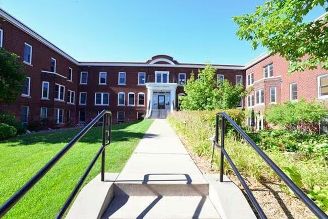 Foto del edificio - 1 Bedroom Steps from U of M St. Paul
