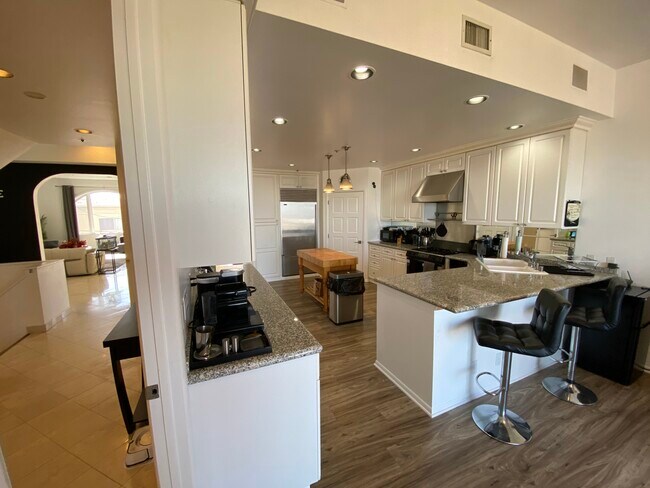 Building Photo - 1614 Viewmont Dr