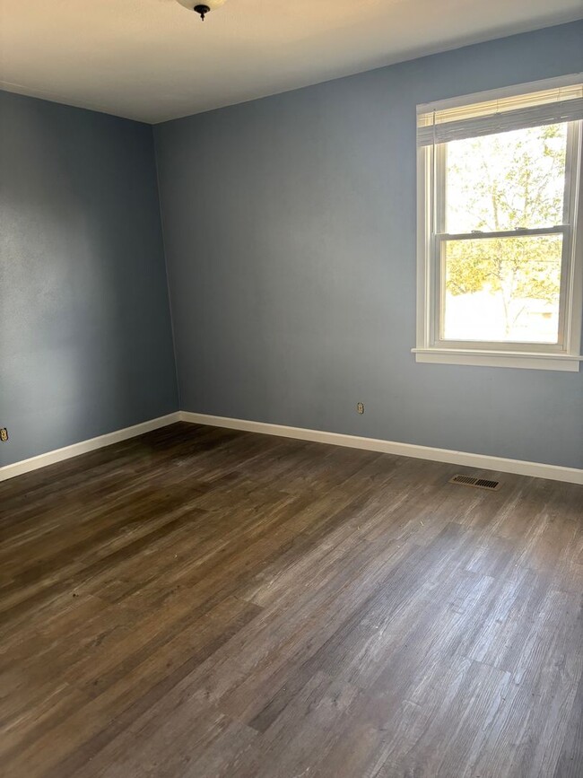 Building Photo - 2 Bedroom Home