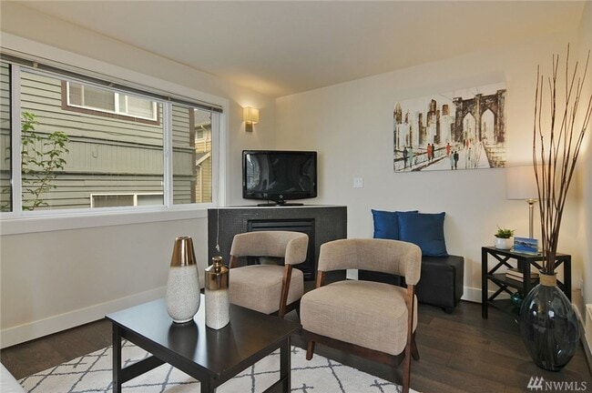 Building Photo - Large Private Townhome