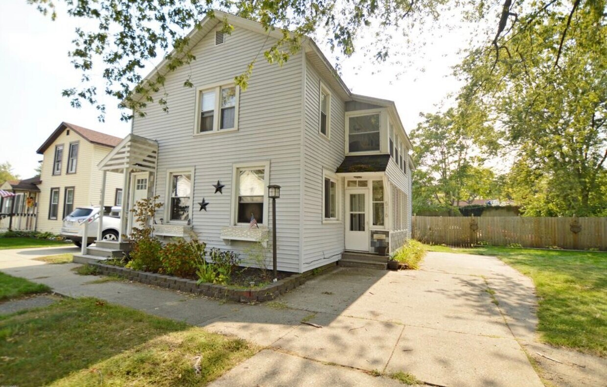 516 Fulton St, Grand Haven, MI 49417 Townhome Rentals in Grand Haven