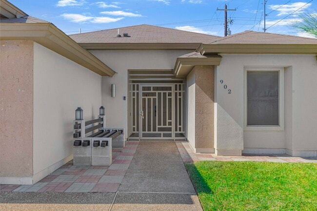 Building Photo - 902 La Rosita