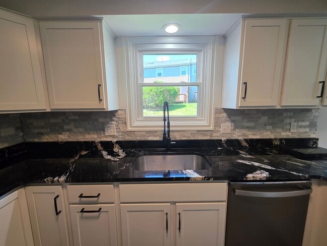 Building Photo - Spacious Town Home in Brighton Heights!