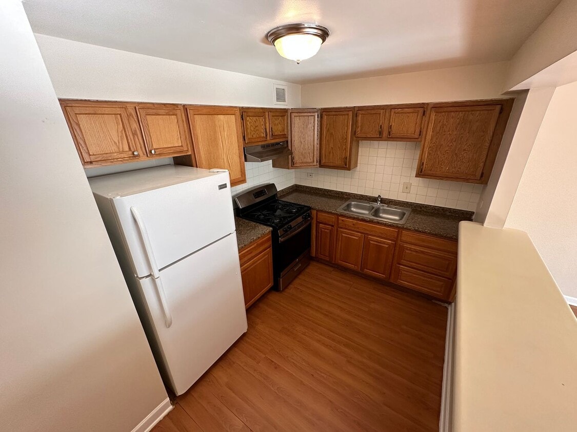 Primary Photo - 7300 N Ridge Blvd