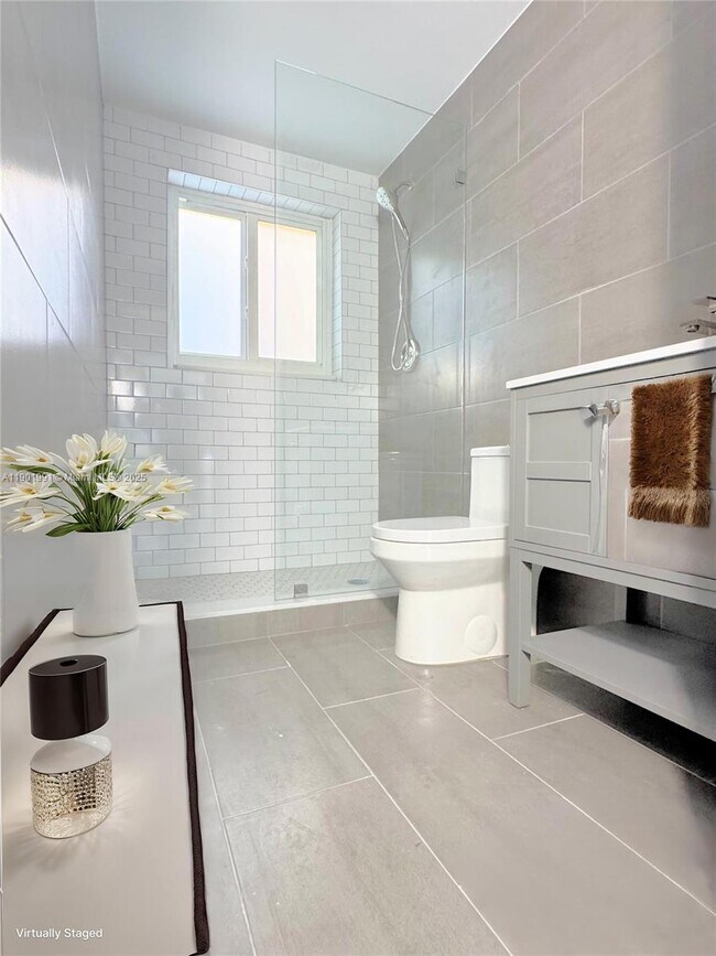 Foto del edificio - 7325 Byron Ave