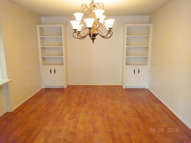 Foto del edificio - House Near Elementary, Movie Theater, Rest...