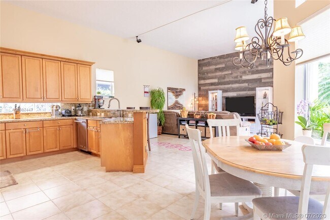 Building Photo - 3815 Oak Ridge Cir