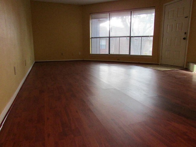 Foto del edificio - 3150 Walnut Bend Ln
