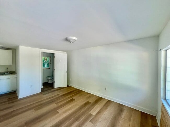 Building Photo - Affordable Studio Near Downtown Myrtle Bea...
