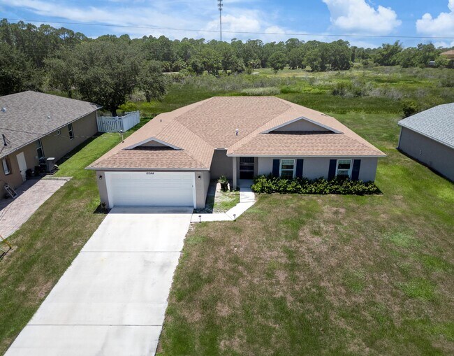 Foto del edificio - 6044 NW Wolverine Rd