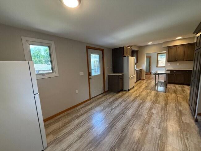 Foto del edificio - Beautiful 5 Bed 3 Bath Single Family Home ...