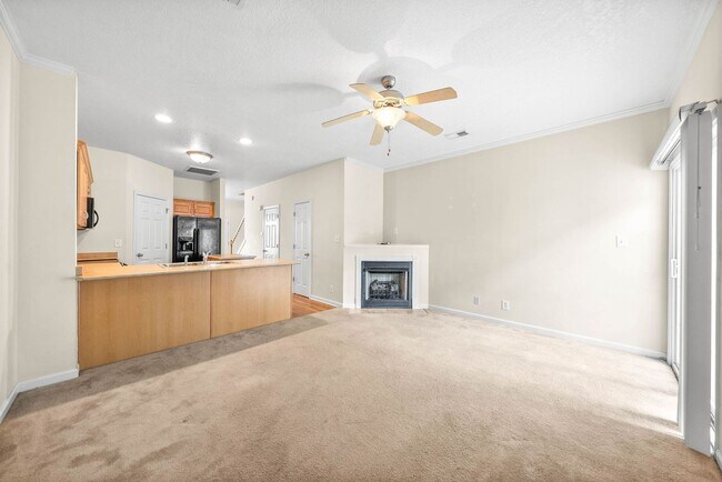 Foto del edificio - 2 Bedroom Condo For Rent With Community Swimming Pool!