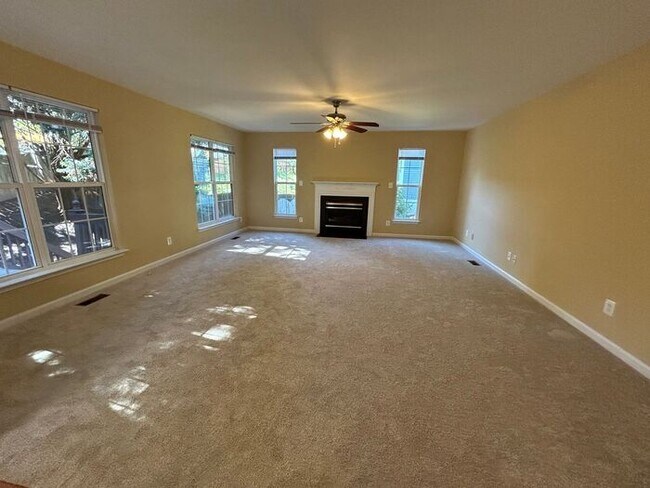 Foto del edificio - Beautiful 4BR Home at the Heart of Convenience and Comfort / Pet-Friendly/ Coming Soon!