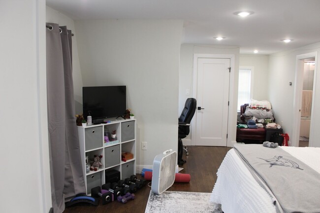 Foto del edificio - HOT ALLSTON LISTING!!!!