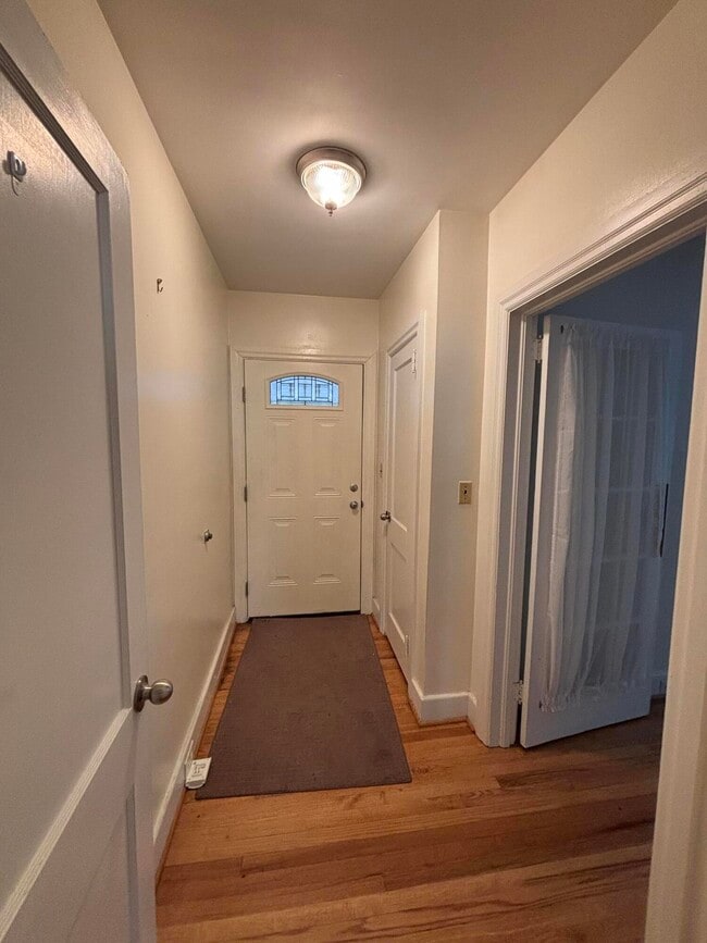 Building Photo - 919 Seminole Ave