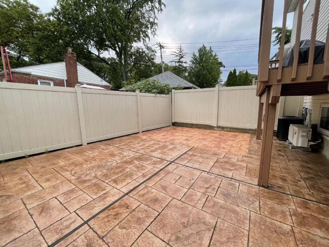Building Photo - 12 Pebble Ln
