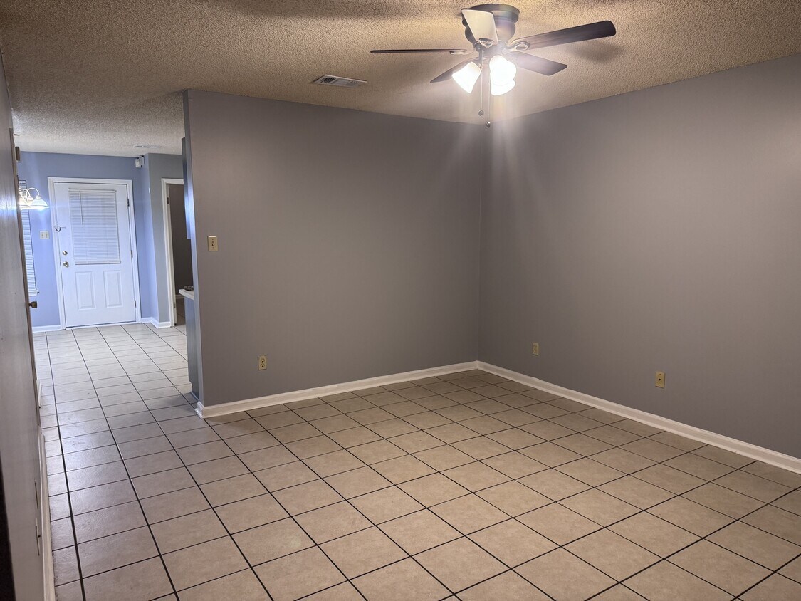 Foto del edificio - 2313 Friar Tuck Ln