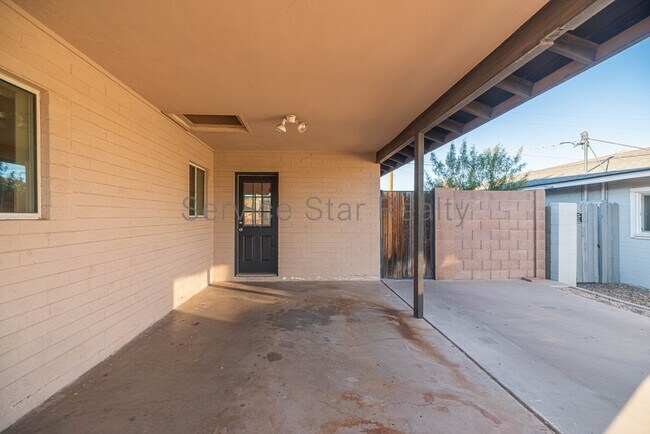 Foto del edificio - 6626 E Palm Ln