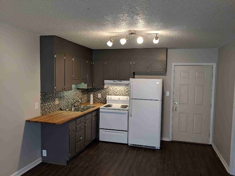 1220 8th St NE Unit F, Hickory, NC 28601 Room for Rent in Hickory, NC