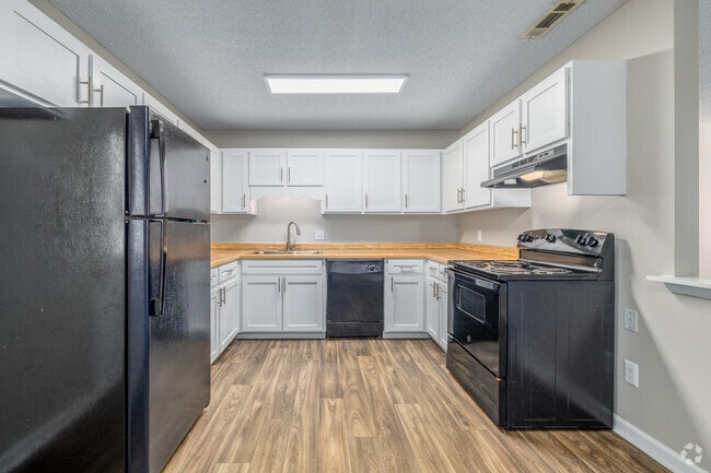 2BR, 1BA - 940SF - Kitchen - Fullwood Pointe