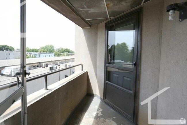 Foto del edificio - No Brokers Fee Unit in Luxury Building, Gym, Swimming Pool,  Concierge, Elevator, Central Heat/AC