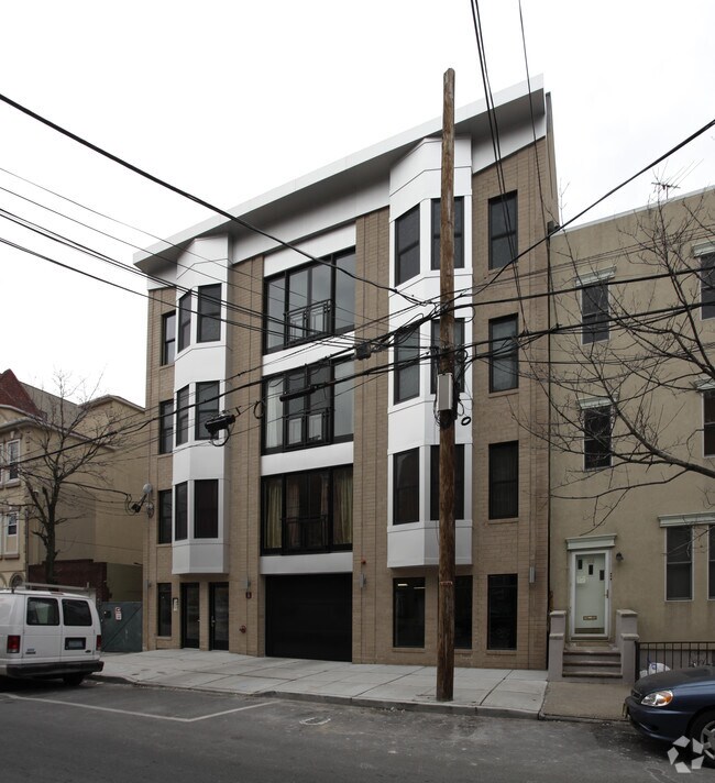 Building Photo - 604 Grand St