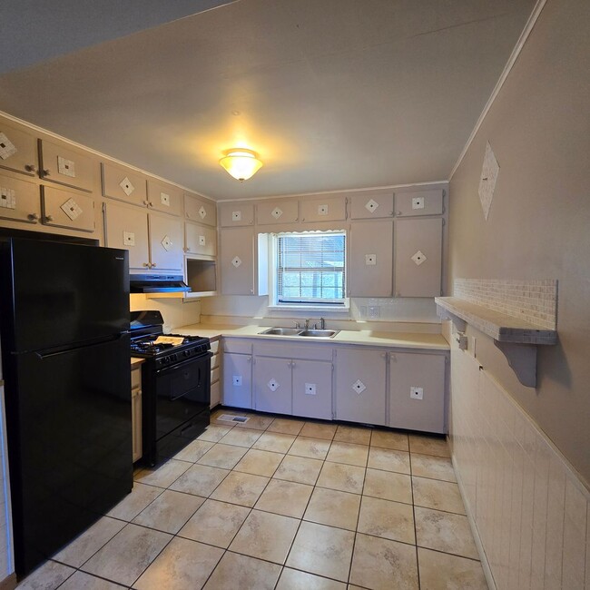 Building Photo - AVAILABLE NOW! 3 Bedroom 2 Bathroom in Batesville Near the Fairgrounds