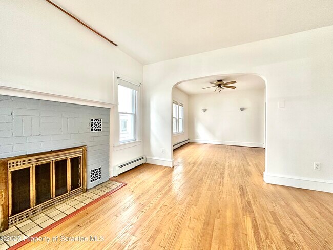 Foto del edificio - 1509 N Webster Ave