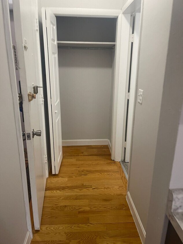 Foto del edificio - No Fee July Renovated Sunny Studio With Stainless kitchen Heat hw Inc No Fee Students ok.