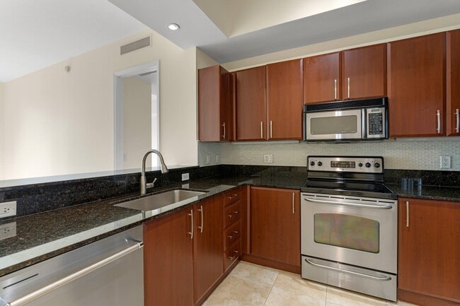 Building Photo - 403 S Sapodilla Ave