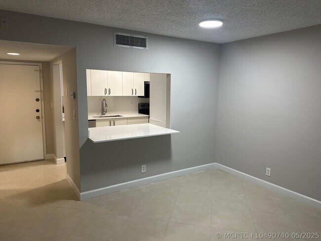 Building Photo - 210 Lakeview Dr