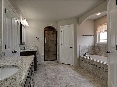 Master Bath with Jetted Tub - 1805 SW Cypress St