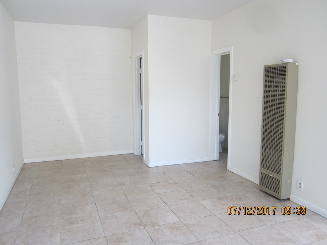 Primary Photo - 2215 W Olive Ave