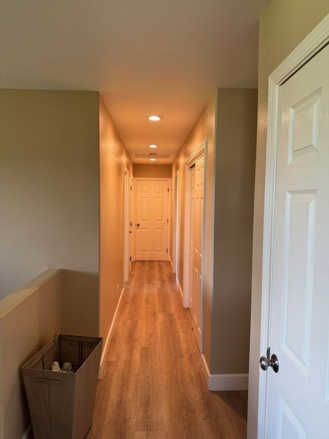 Building Photo - 3 Bedroom 2.5 Bath Home Available