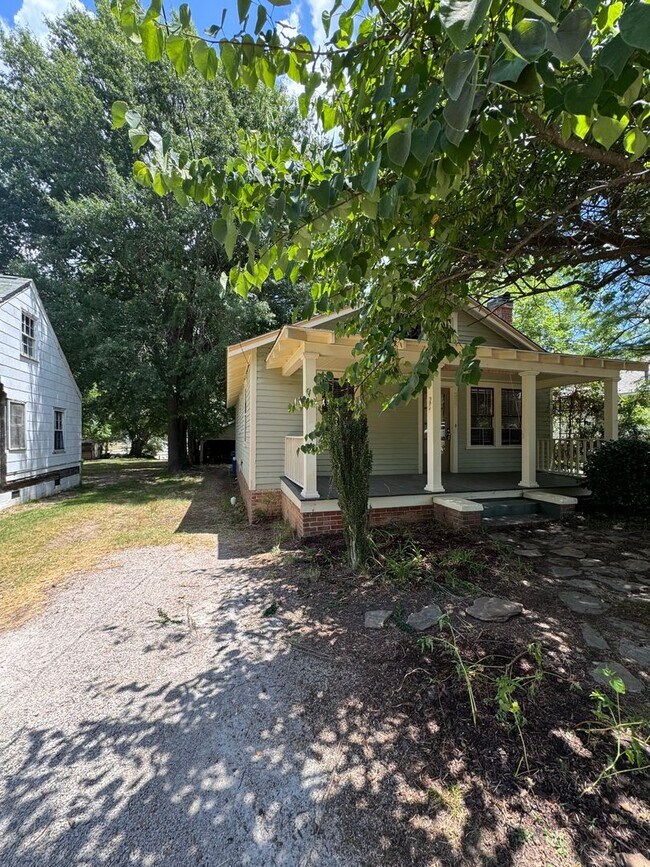 Foto del edificio - Cute Bungalow Near NC State Fairgrounds - Pet Friendly!