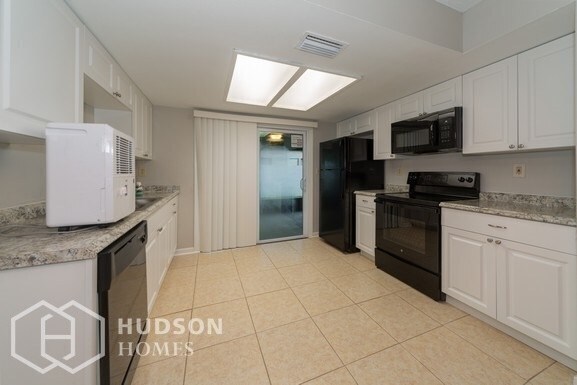 Building Photo - NOW AVAILABLE! 14831 WINDING CREEK C, TAMP...