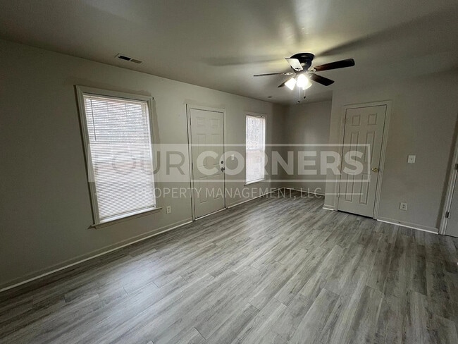 Building Photo - Room in Apartment on Beck St