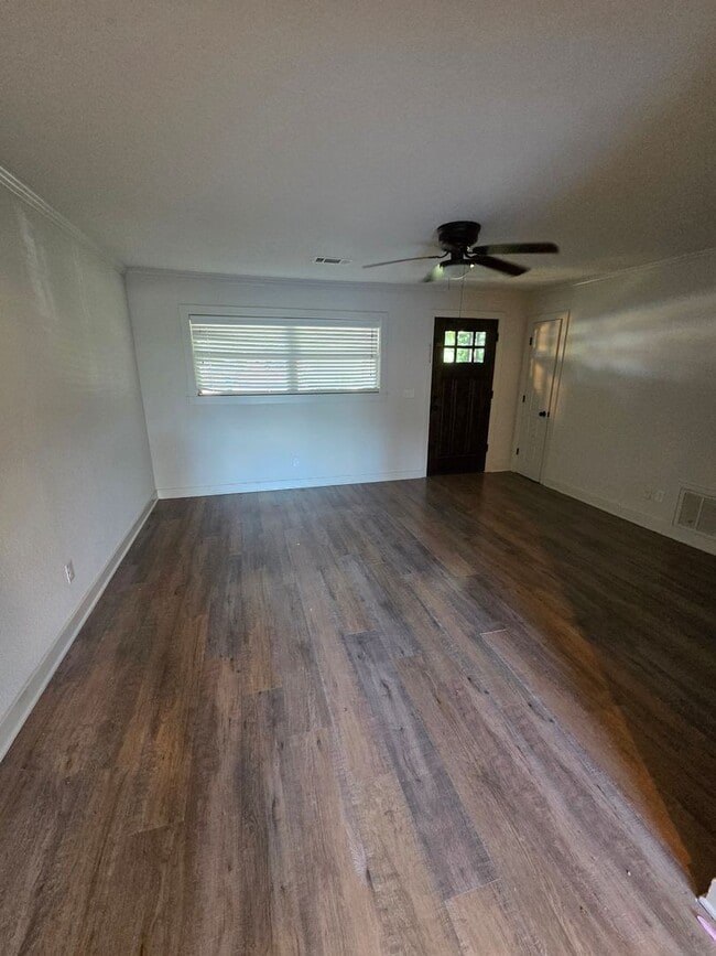 Building Photo - MUST SEE CHARMING HOME!