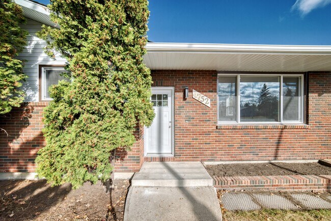 Building Photo - 4752 Memorial Dr