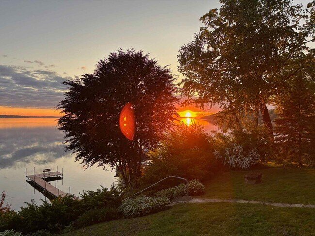 Foto del edificio - Lake Mendota Retreat: 3BR Home w/ 60’ Pier...