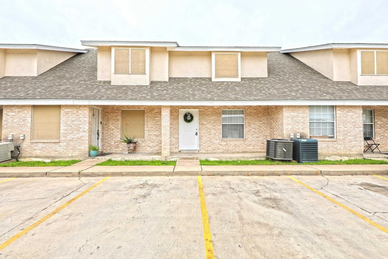 8911 McPherson Rd Unit 2D, Laredo, TX 78045 Condo for Rent in Laredo