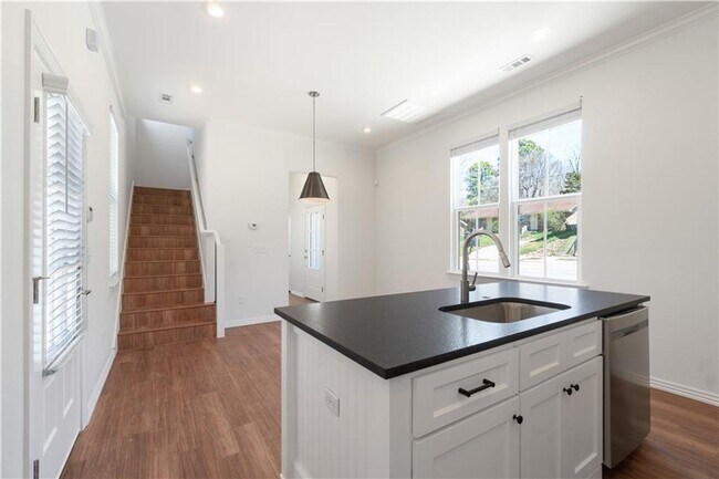 Building Photo - 2 OR 3 bedroom 1.5 bath home close to U of A
