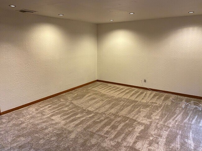 Foto del edificio - New Carpet and Paint, NO HOA, 3 Bed, 2 Bath home with Pool.